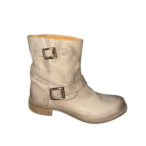 Gidigio Distressed Beige Buckle Moto Bootie
Mid Calf Vero Cuoio Italy Size  9